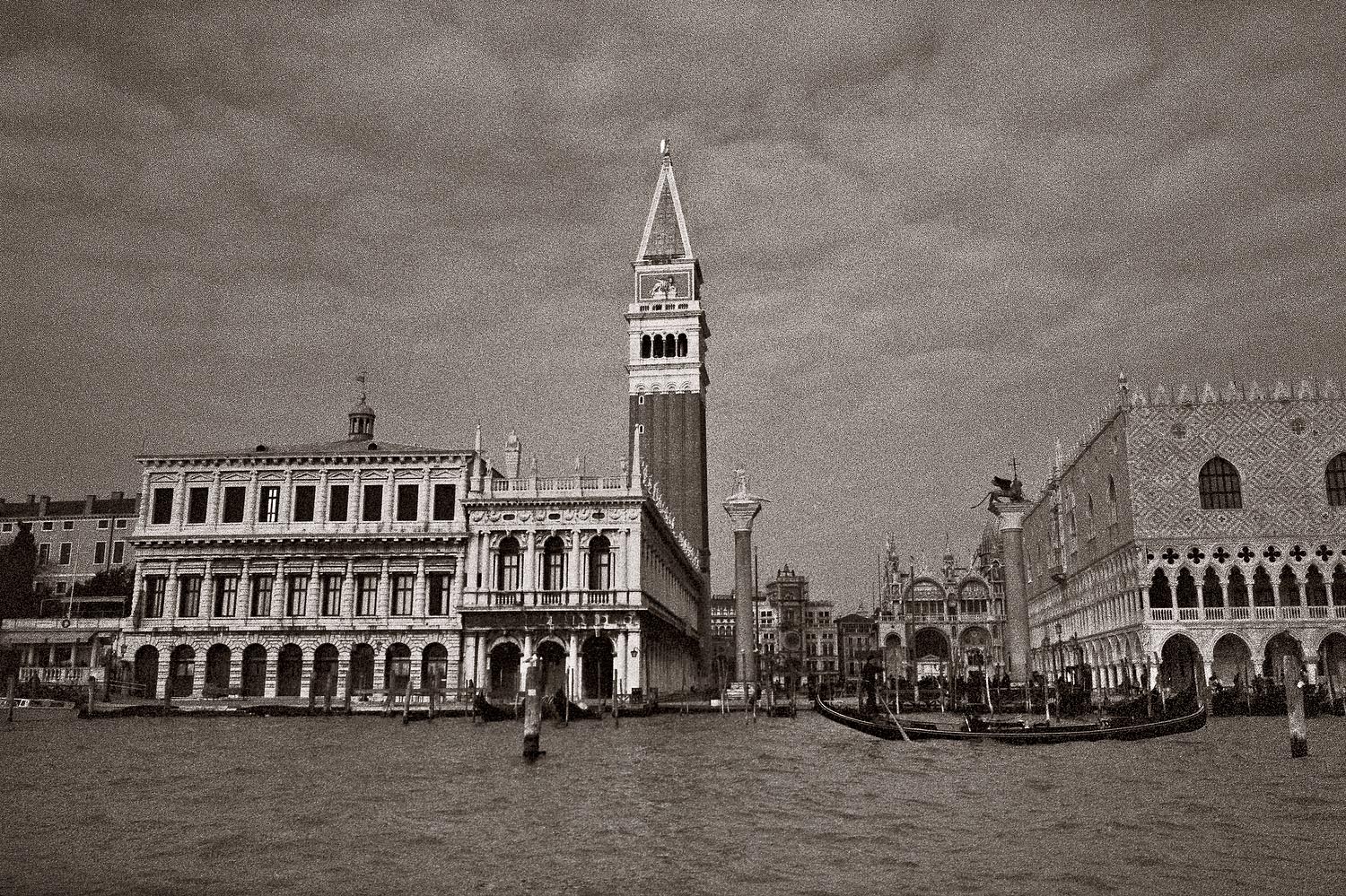 Venice B&W 23